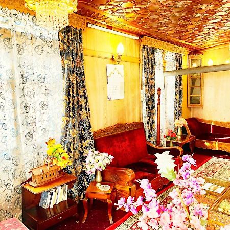 Lake Victoria Houseboats Bed and Breakfast Srīnagar Exterior foto