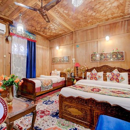 Lake Victoria Houseboats Bed and Breakfast Srīnagar Exterior foto