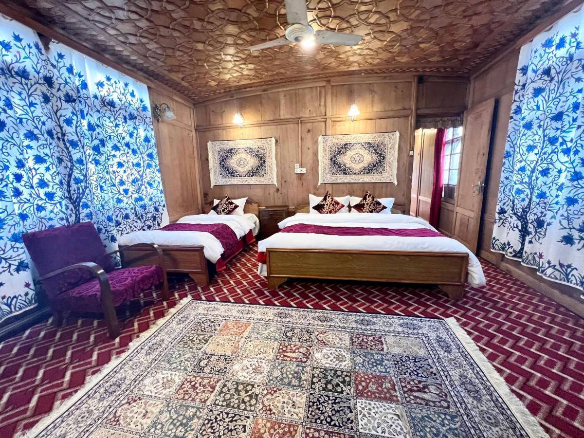 Lake Victoria Houseboats Bed and Breakfast Srīnagar Exterior foto