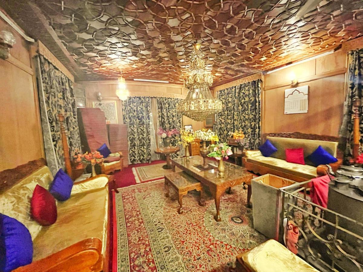 Lake Victoria Houseboats Bed and Breakfast Srīnagar Exterior foto