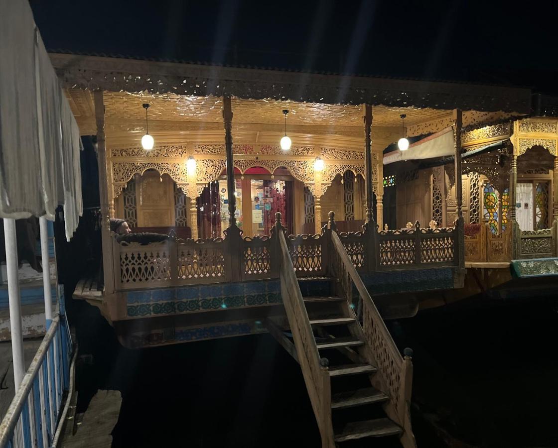 Lake Victoria Houseboats Bed and Breakfast Srīnagar Exterior foto