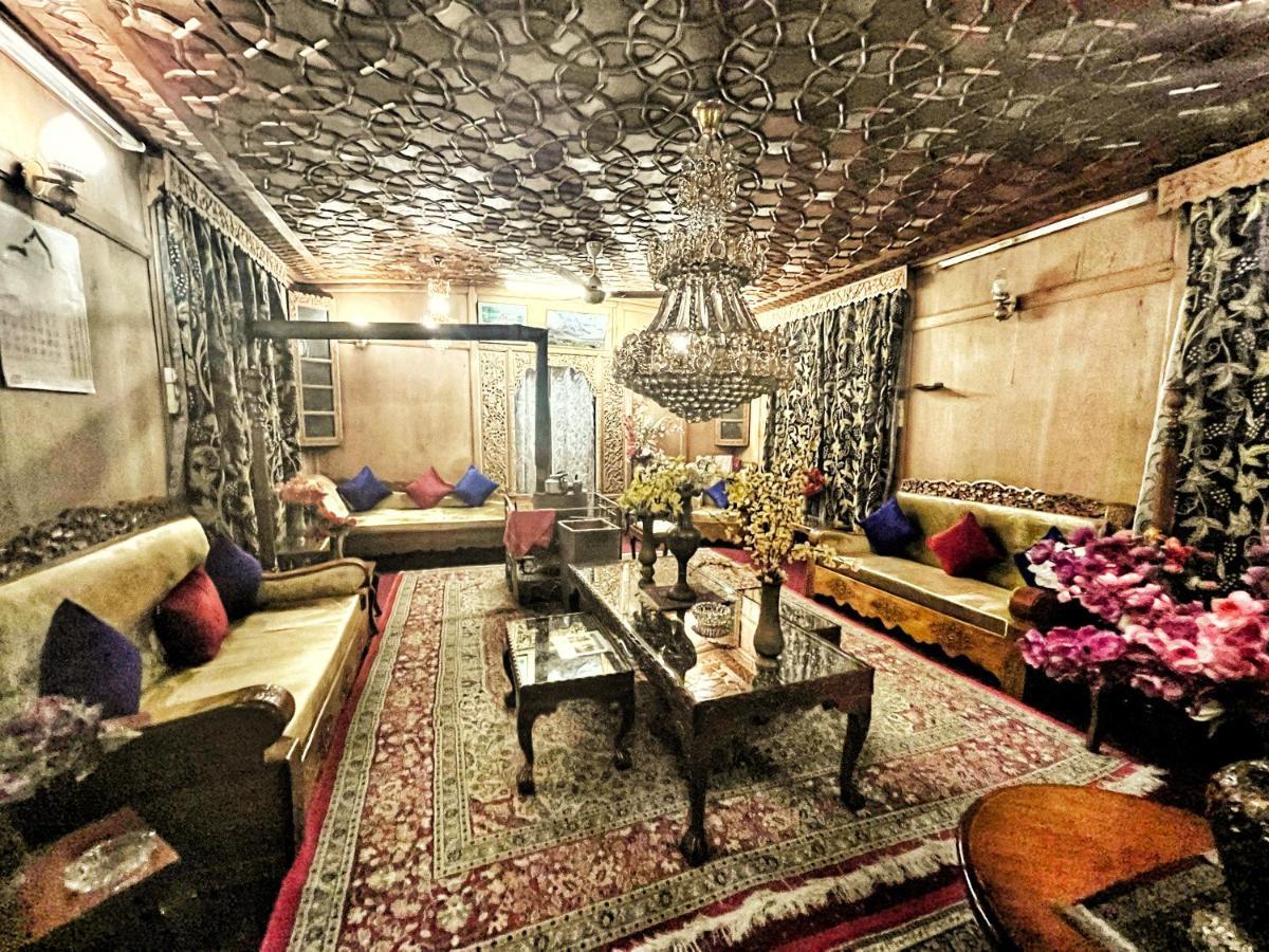 Lake Victoria Houseboats Bed and Breakfast Srīnagar Exterior foto