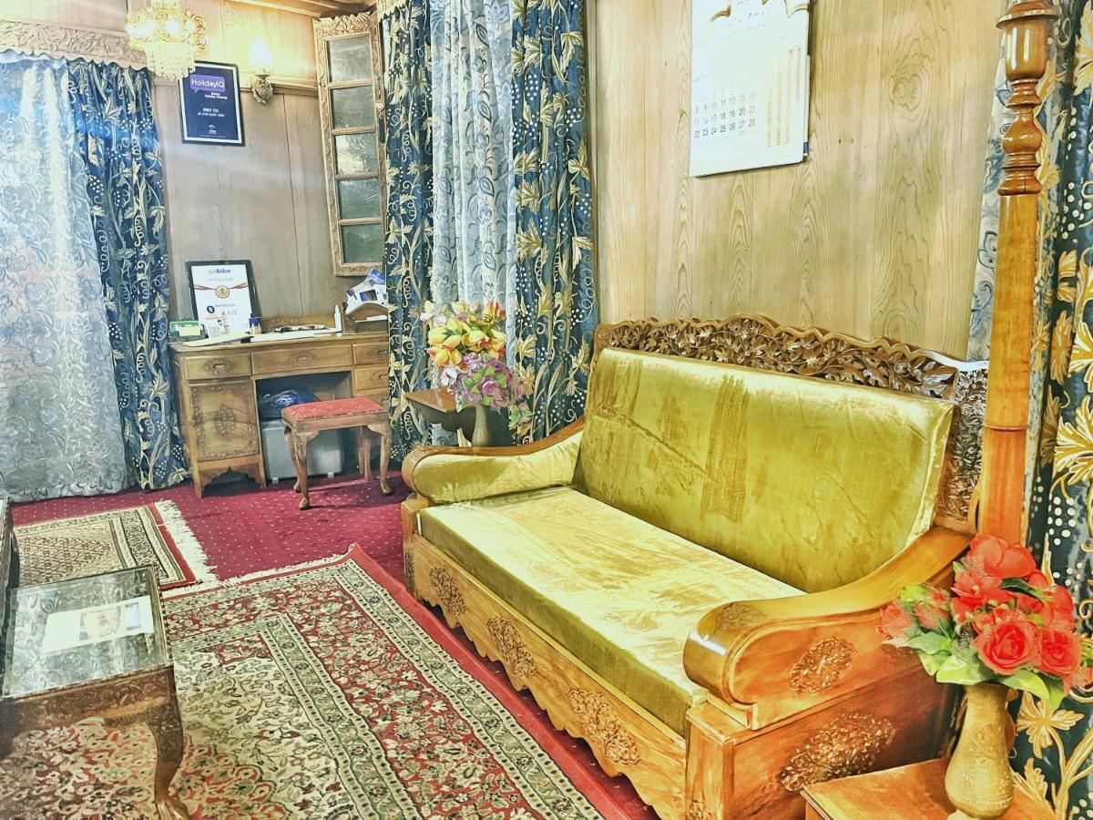 Lake Victoria Houseboats Bed and Breakfast Srīnagar Exterior foto