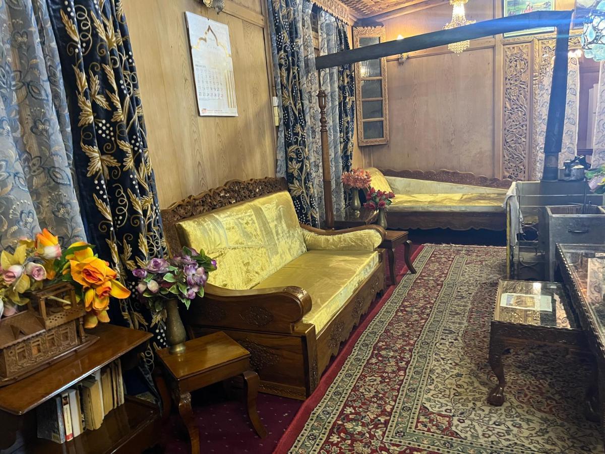 Lake Victoria Houseboats Bed and Breakfast Srīnagar Exterior foto