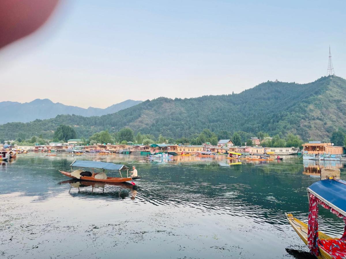 Lake Victoria Houseboats Bed and Breakfast Srīnagar Exterior foto