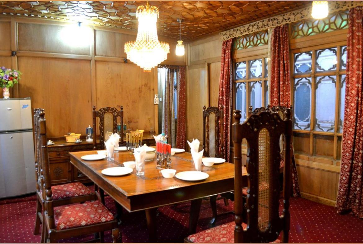 Lake Victoria Houseboats Bed and Breakfast Srīnagar Exterior foto