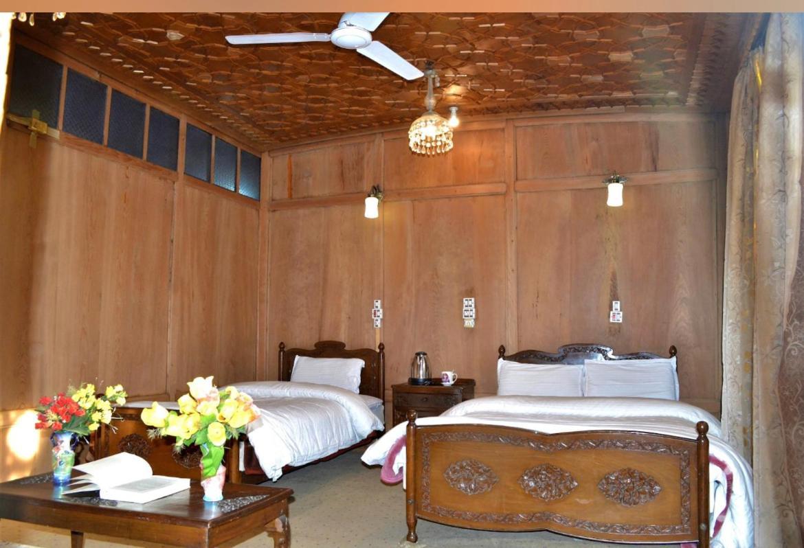 Lake Victoria Houseboats Bed and Breakfast Srīnagar Exterior foto